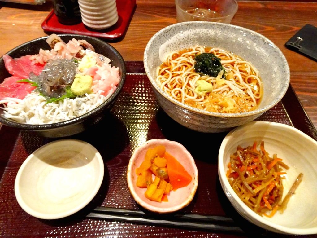 生シラス入り海鮮三色丼 生海苔蕎麦セット