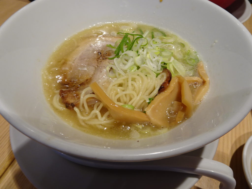 京都鶏ガラとんこつ 醤油らーめんの麺