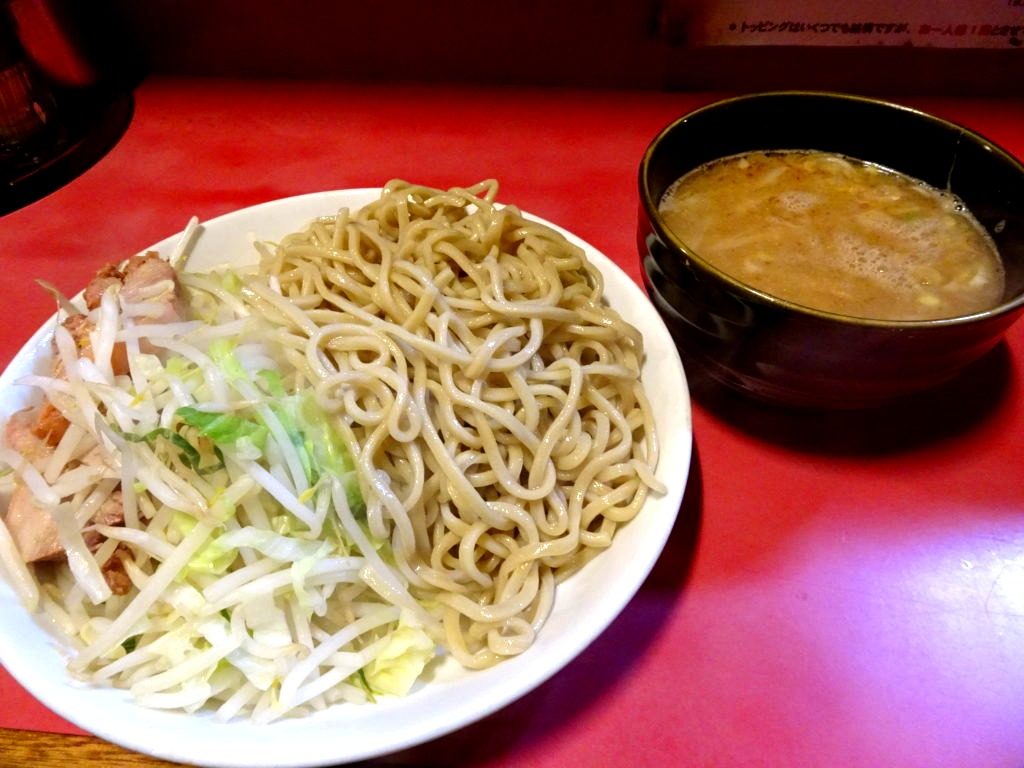 激ウマ！歌舞伎町二郎の「つけ麺」野菜マシマシ | ラーメン二郎 新宿 