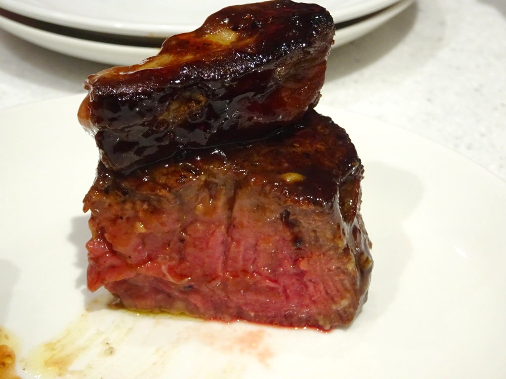 牛フィレ肉とフォアグラのロッシーニのお肉の断面
