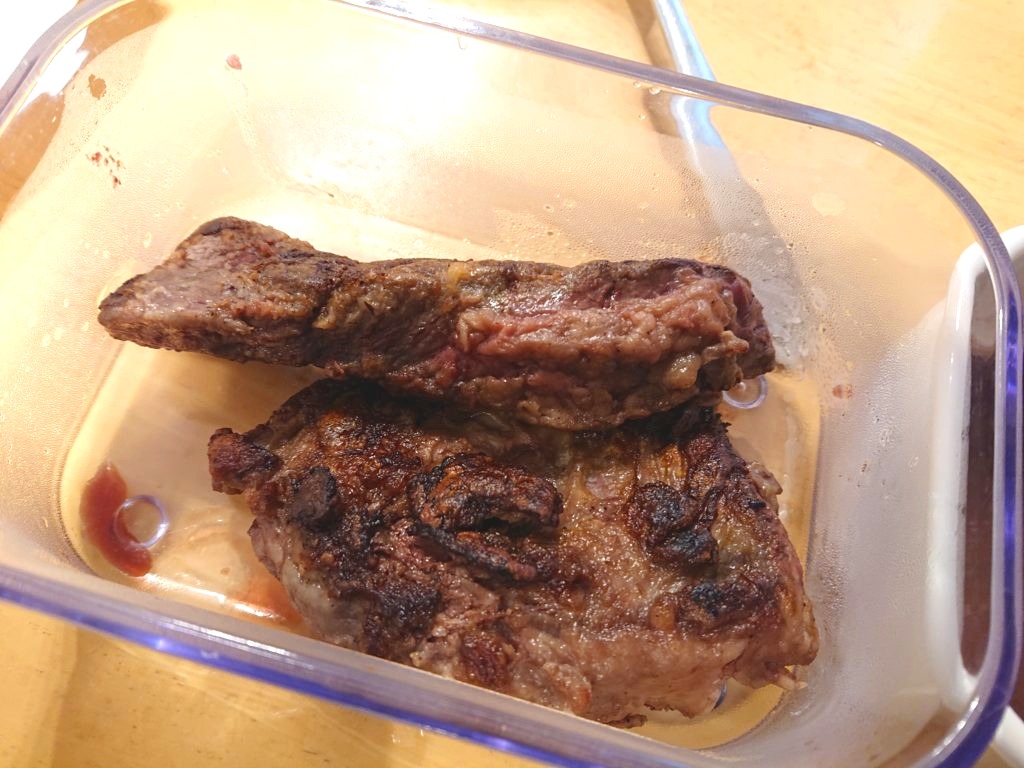 盛り付け前の牛ハラミのステーキ