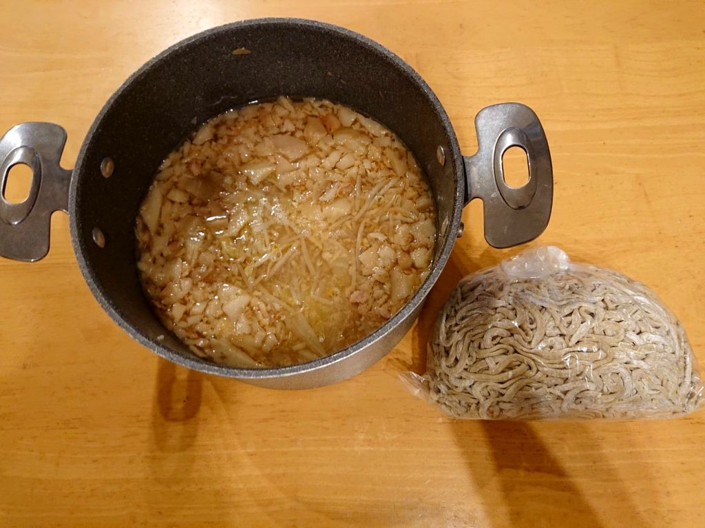 ラーメン二郎目黒店 テイクアウトの生麺とスープ
