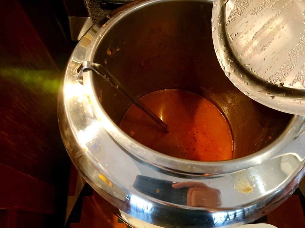 ラ エスキーナ スープバー のスープの鍋