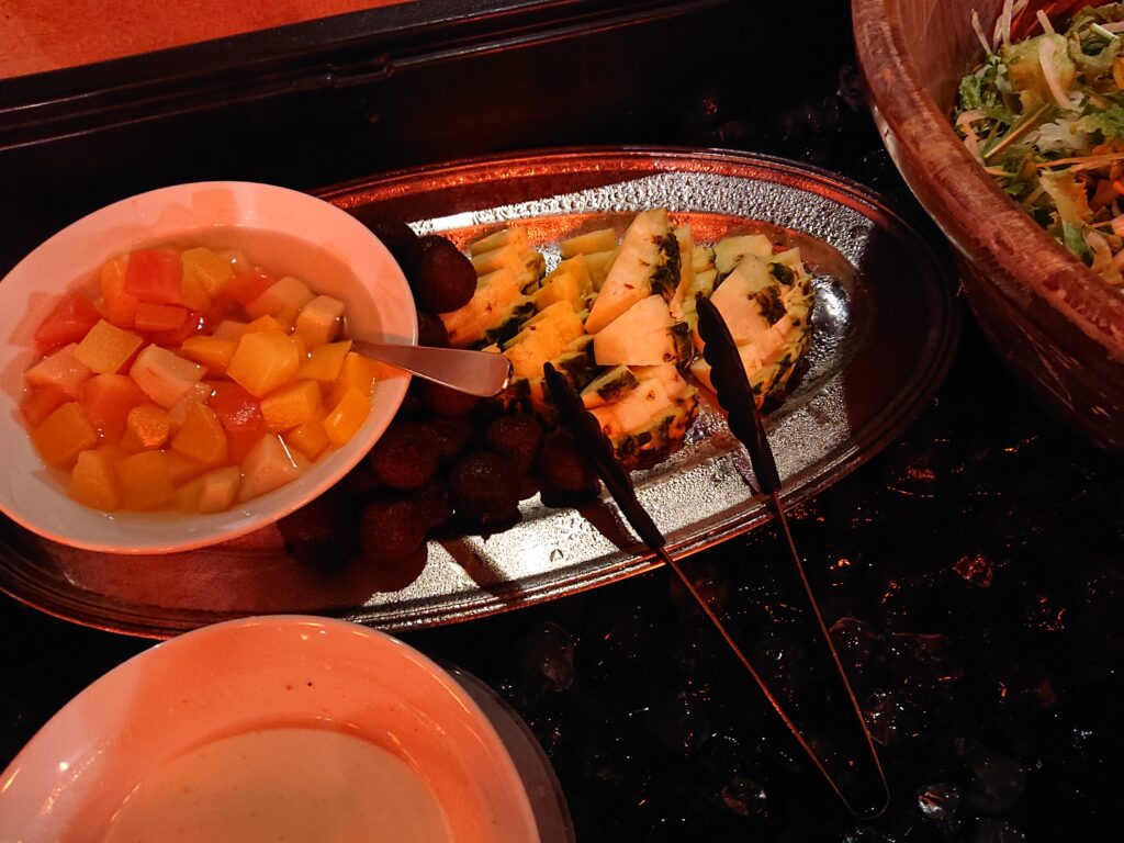 琉球の風　南風屋台村　BBQのビュッフェのパイナップル