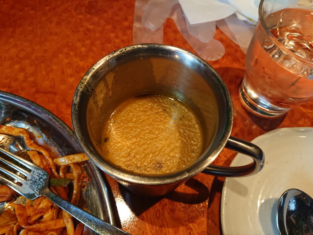 クンビラ名物のヒマラヤ鍋のスープ