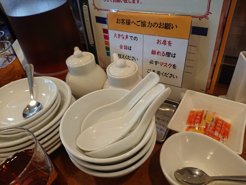 横浜大飯店（ヨコハマダイハンテン） 卓上のお皿や調味料などのセット