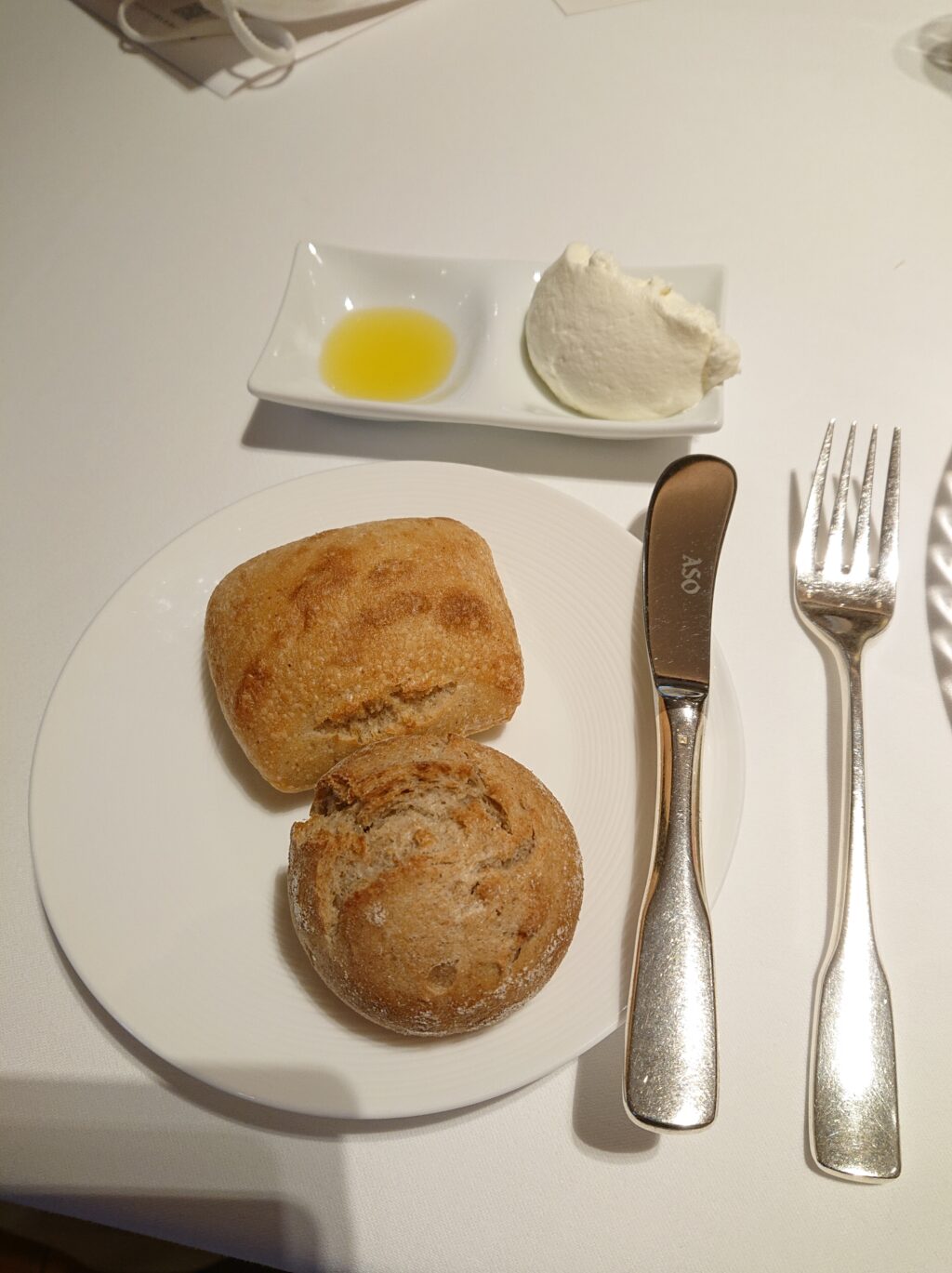 パンとメレンゲのバターとオリーブオイル