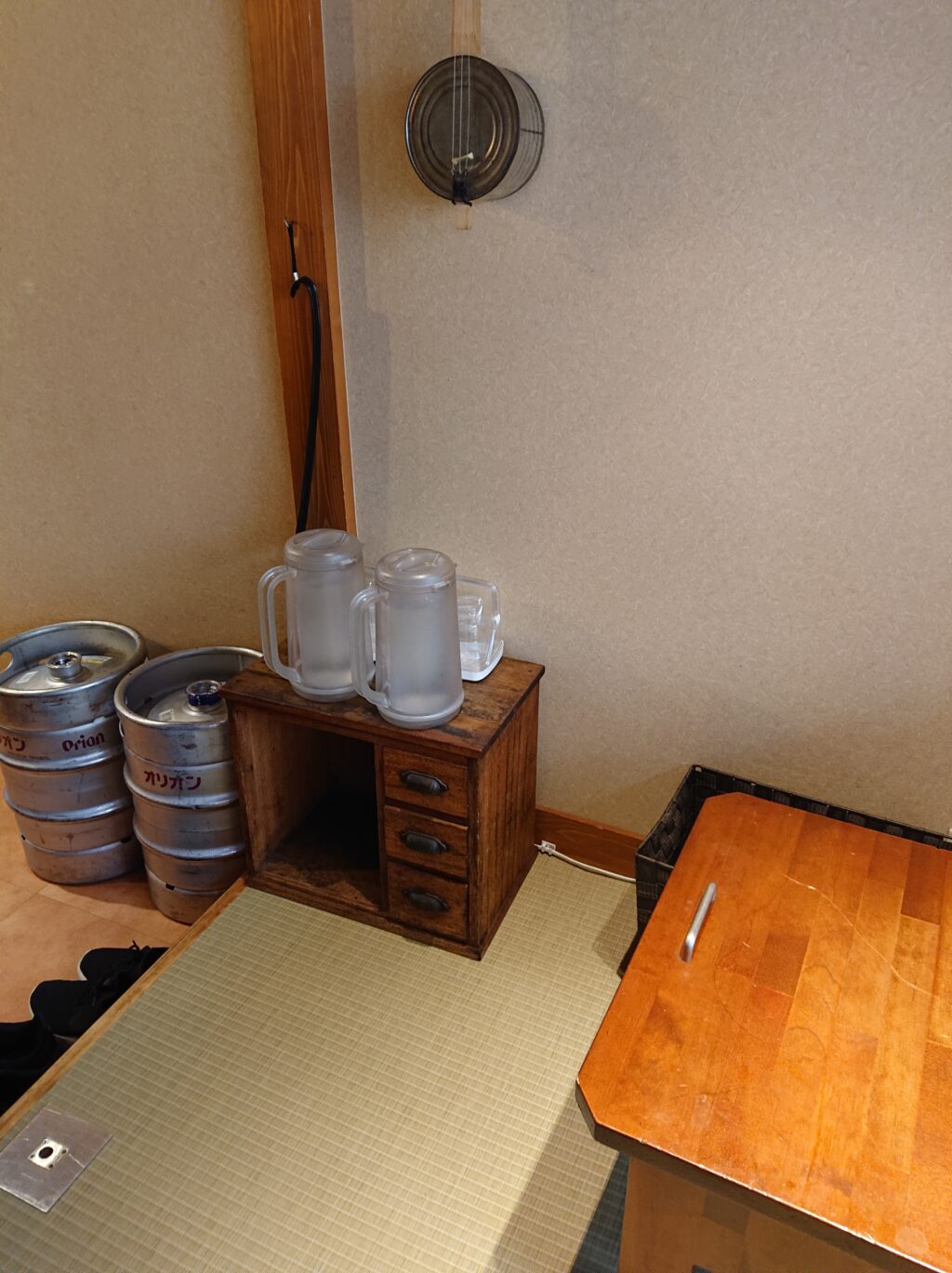 かんから食堂@渋谷 小上がりの畳席 個室　お水