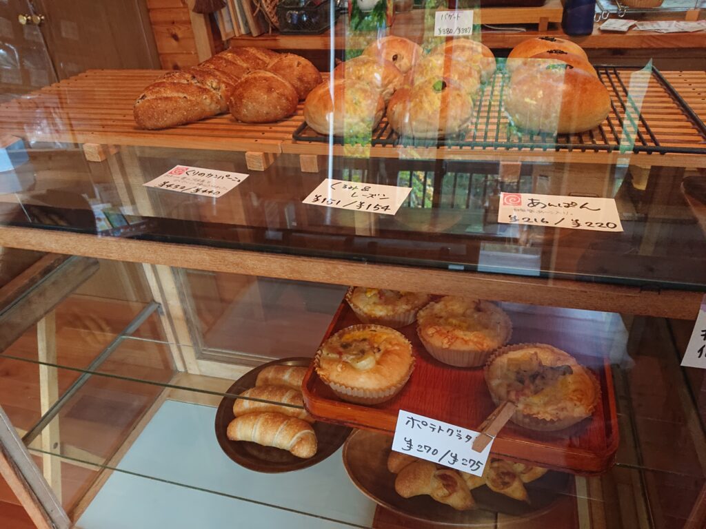 こごみパン（Kogomipain）＠草津 ショーケース内のパン