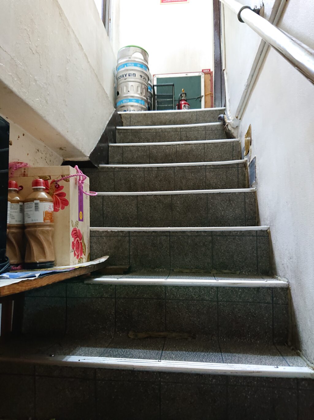 晴々飯店（セイセイハンテン）＠上野 2階への急な階段