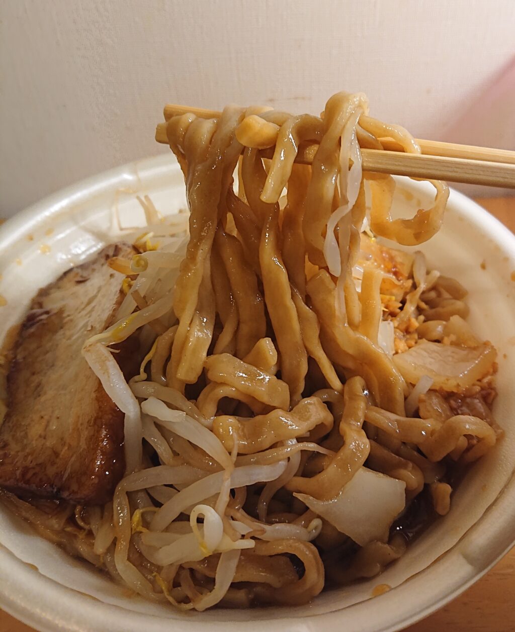セブンイレブンの中華蕎麦とみ田監修三代目豚ラーメンの麺