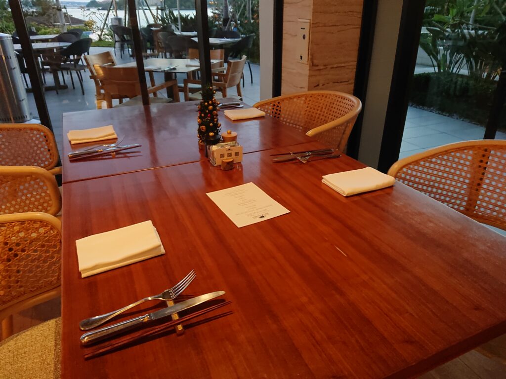 ハレクラニ沖縄 ハウス ウィズアウト ア キー（HOUSE WITHOUT A KEY）　案内された店内のテーブル席