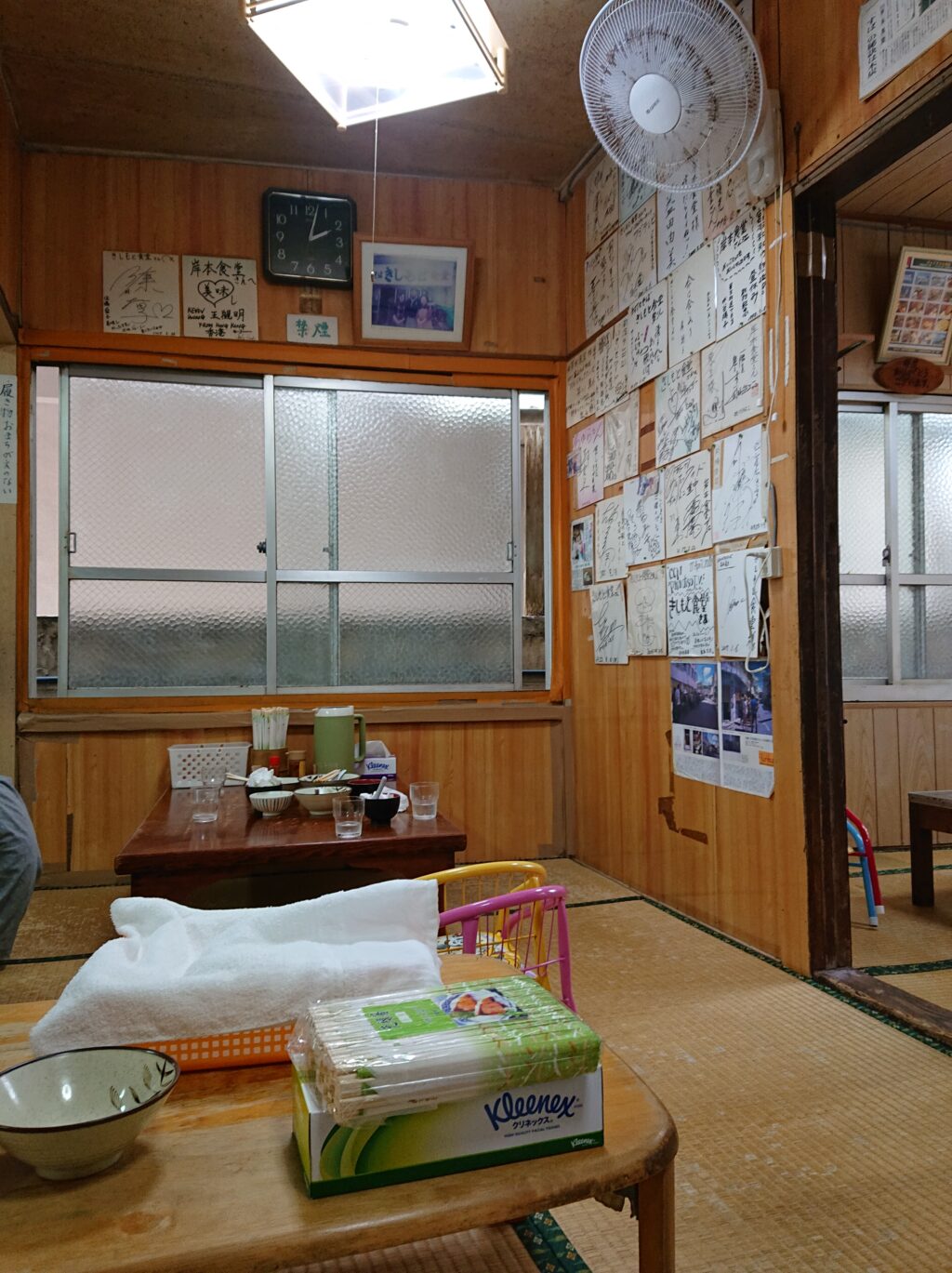 きしもと食堂（きしもとしょくどう）＠沖縄 店内の畳の座敷の席
