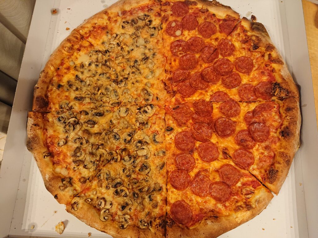 the pizza tokyo（広尾） マッシュルームとペパロニのハーフ＆ハーフ