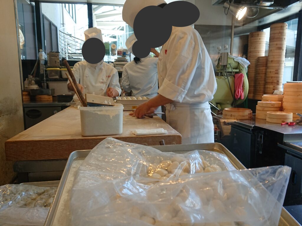 京鼎樓 恵比寿本店（ジンディンロウ）　小籠包を作っているところ