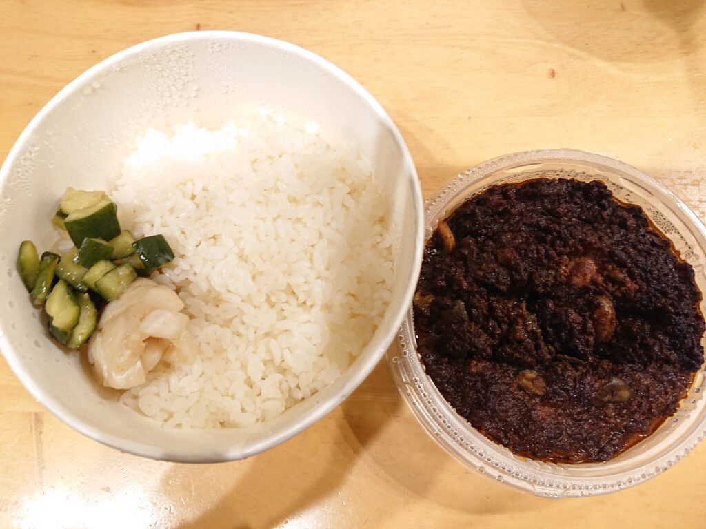 東京ボンベイ 恵比寿本店　裏メニュー　赤キーマ（カシミールキーマ）　ピクルスをご飯にのせたところ