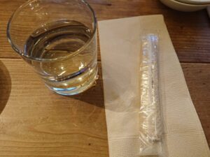 ワイン＆ダイニング 恵比寿山の上バル お水とおしぼりと紙ナプキン