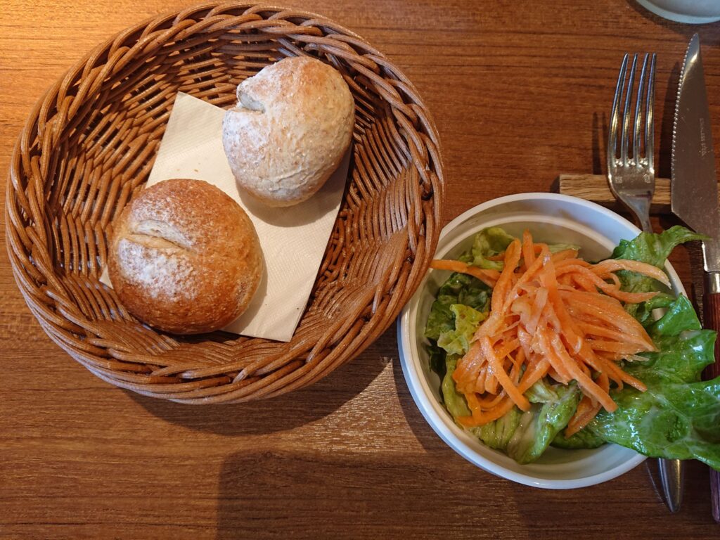 サンジャン・ピエドポー（Saint-Jean-Pied-de-Port）＠渋谷/恵比寿　ランチセットのサラダとパン