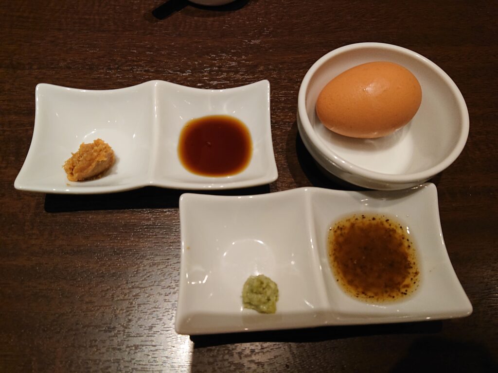 肉塊UNO（ニクカイウノ） 恵比寿店　ハンバーグ食べ放題の薬味と生卵