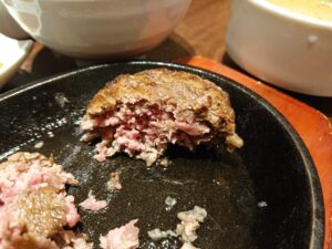 肉塊UNO（ニクカイウノ） 恵比寿店　食べ放題のハンバーグを切ったところ