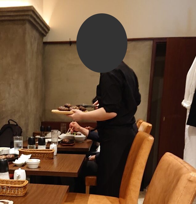 肉塊UNO（ニクカイウノ） 恵比寿店　食べ放題のハンバーグのお代わりをもってきてるところ