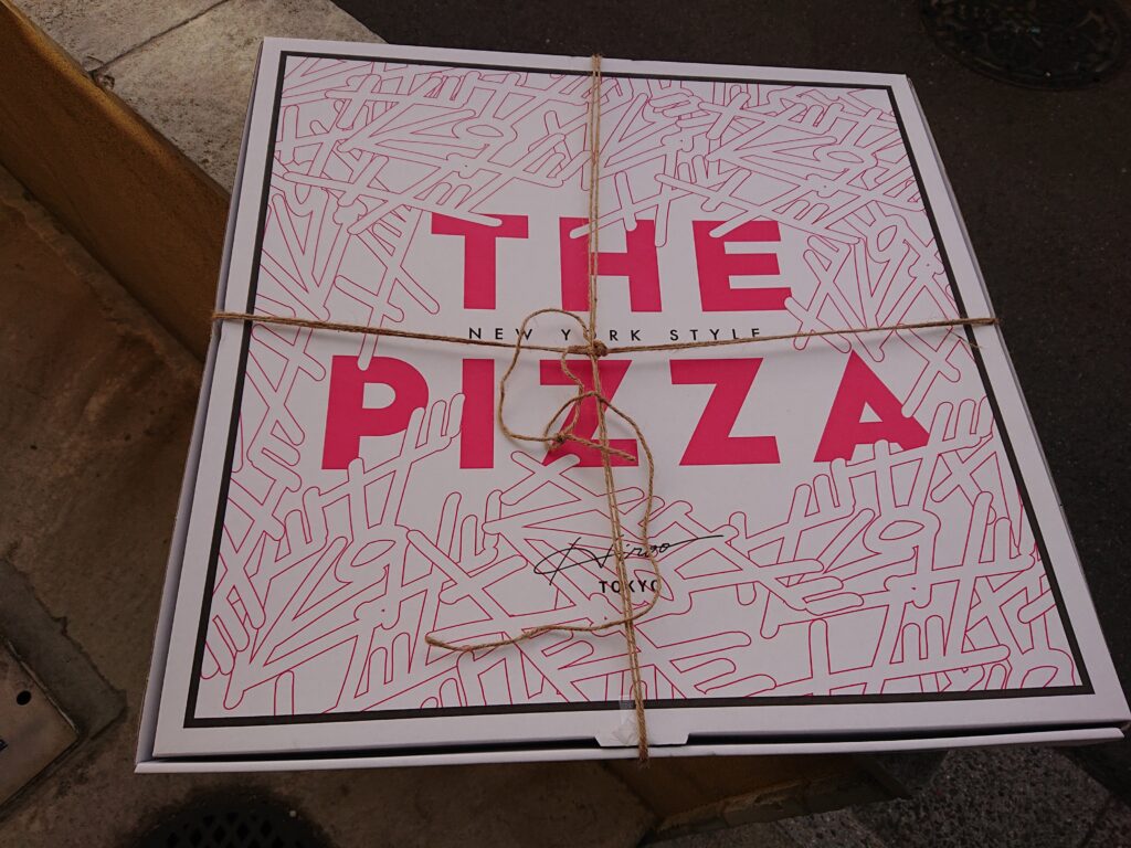 the pizza tokyo（広尾）　ホールピザをテイクアウトするためにひもで縛ったところ