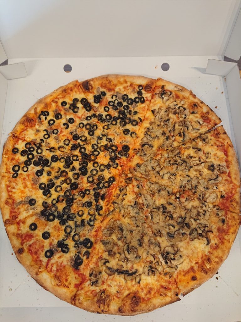 the pizza tokyo（広尾） ホールピザ（アンチョビオリーブ＆マッシュルームガーリック）