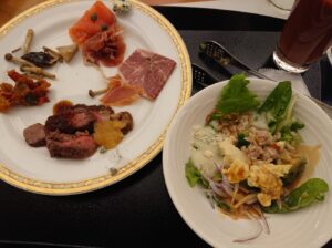 ニューオータニ SATSUKI（サツキ） 朝食ビュッフェ とってきたサラダとステーキと洋食
