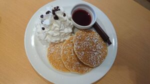 エッグスンシングス（Eggs 'n Things） ケイキ パンケーキ（Keiki Pancakes）