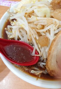 イザナミノ麺＠溜池山王　元祖イザナミノ麺 （二郎系）のスープ