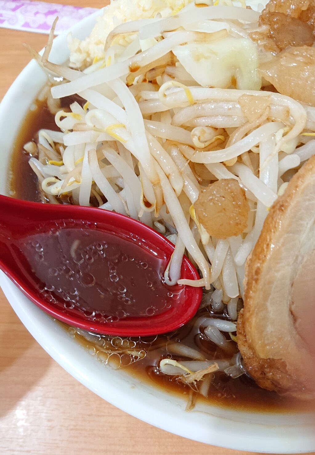 イザナミノ麺＠溜池山王　元祖イザナミノ麺 （二郎系）のスープ