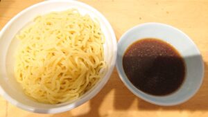 トップバリュ 生ラーメン 太麺と魚介醤油つけ麺のスープ