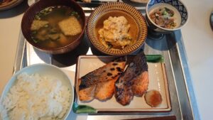 ふ定食屋＠恵比寿 メインとお味噌汁とご飯と副菜をセットしたところ