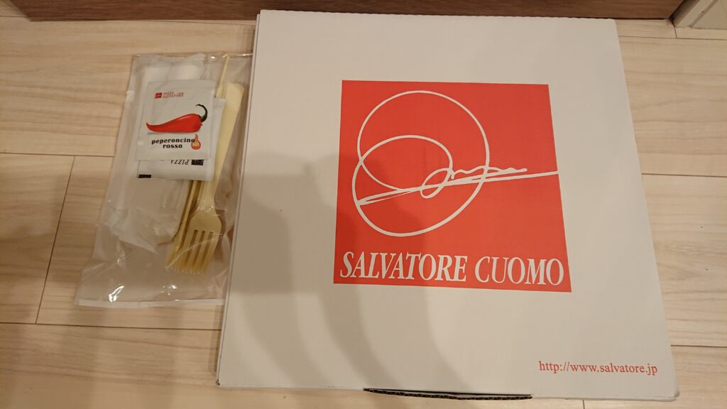 ピッツァ サルヴァトーレ クオモのマルゲリータ テイクアウトの箱