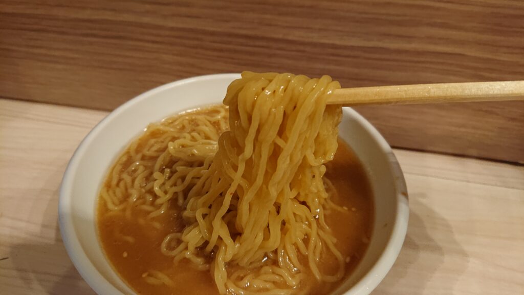 [菊水]北海道ラーメンスープ 味噌と縮れ麺