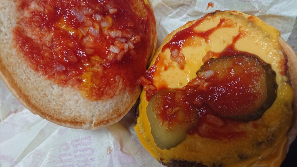 マクドナルドの裏技でチーズバーガーを無料でピクルスを増やしたチーズバーガー