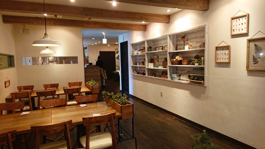 カフェ アクイーユ 恵比寿店の内観