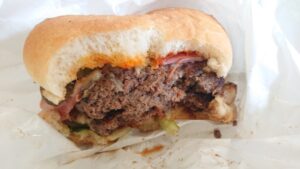 ビンゴバーガー（BINGO Burger）@館山 SUPER BINGO Burger（スーパービンゴ）の中のパティ