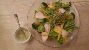 塩麹で漬けた鶏胸肉と野菜のグリーンサラダ　1,080円