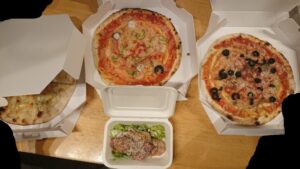 CONA 恵比寿店（【旧店名】VOCO ） テイクアウトのピザ3枚とロースとビーフ