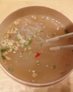 成城石井のスープ＆フォーにお湯を注いでかきませているところ