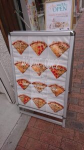 the pizza tokyoの広尾店　外の看板のメニュー