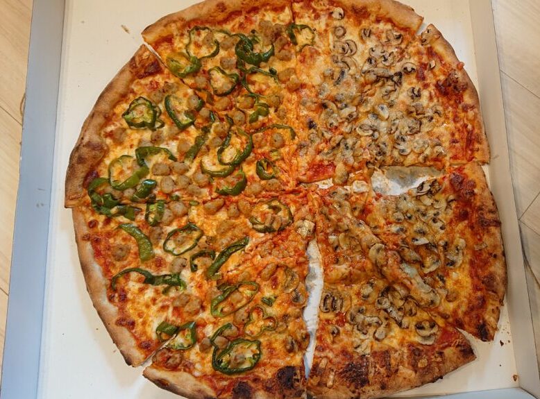 the pizza tokyo　「イタリアンソーセージ＆グリーンペッパースライス」と「マッシュルーム＆ガーリック」のハーフ＆ハーフ