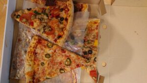 ピザ スライス（PIZZA SLICE） テイクアウトのピザのはこをあけたところ
