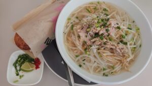 バインミーとヌードル（ハーフサイズ）のセット 蒸し鶏のフォー（麺大盛り+200円）