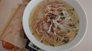 バインミーとヌードル（ハーフサイズ）のセット 牛肉のフォー（麺大盛り+200円）