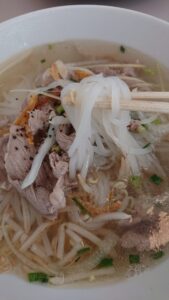 バインミーとヌードル（ハーフサイズ）のセット 蒸し鶏のフォー（麺大盛り+200円）の米粉の麺