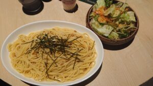 和風納豆パスタ 特盛(無料)　700円とミニサラダ100円