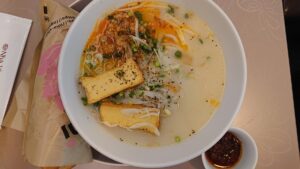 バインミーとヌードル（ハーフサイズ）のセット ピリ辛豚挽き肉と揚げ豆腐入り豆乳フォー（麺大盛り+200円）