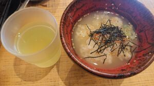 お茶漬けとお茶　丼の大きさを比べるてる写真